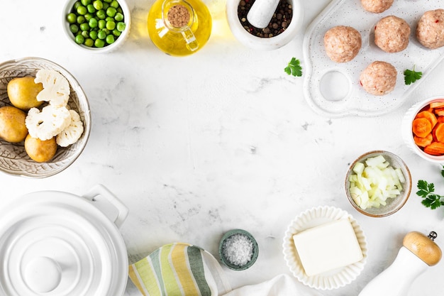 moderná kuchyňa so surovinami